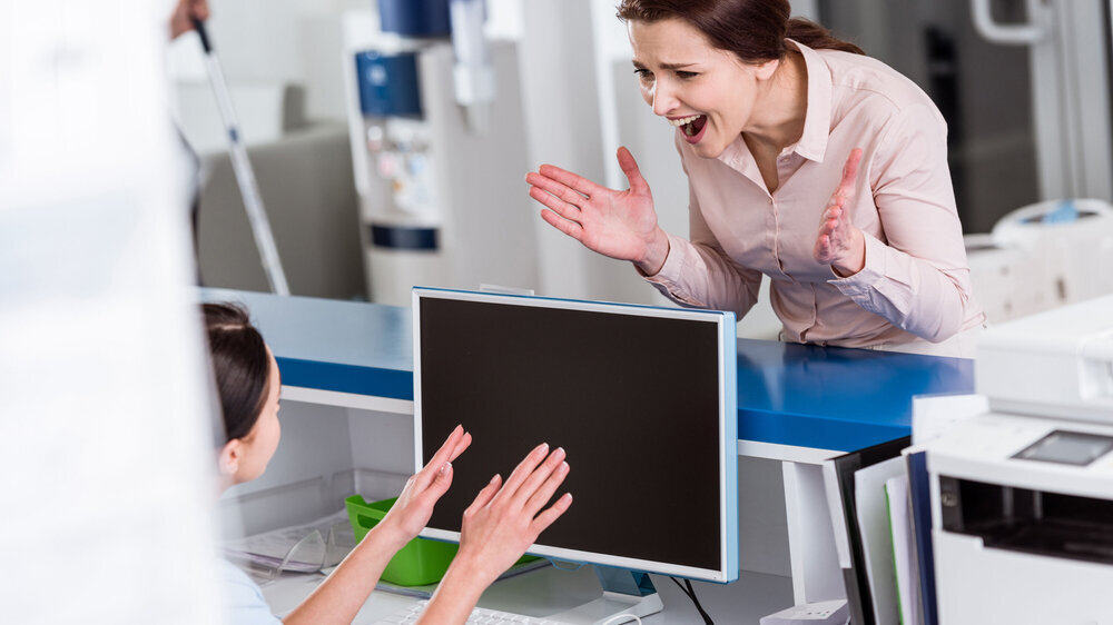 Aggressive Patientin schreibt Empfangsmitarbeiterin an. Aggressive Patientin schreibt Empfangsmitarbeiterin an.