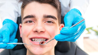 Junge mit Brackets
