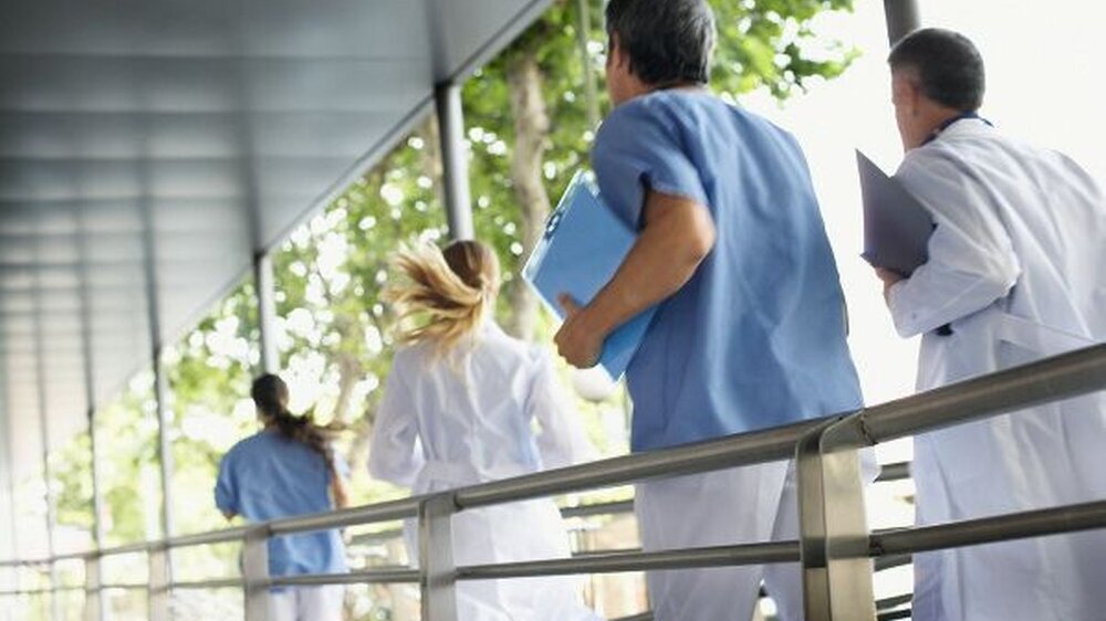 Warten bis der Arzt kommt? No way, der britische NHS legt bei der Qualität und der Effizienz des Gesundheitswesens nach.