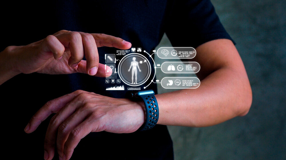 Futuristic health tech. A smartwatch projects a holographic health dashboard, providing real-time body analytics and vital signs monitoring anytime, anywhere. Gesundheits-Apps