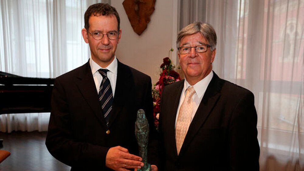 Gustav Seibt (li.) präsentiert den Preis. Daneben Dr. Michael Rumpf, Präsident der LZK Rheinland-Pfalz.
