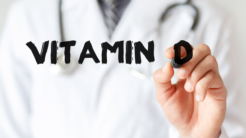 Ob Vitamin D hilft, eine Infektion abzuwehren oder auch den Krankheitsverkauf beeinflusst, darüber ist sich die Wissenschaft derzeit noch nicht einig. Weitere Studien dazu laufen.