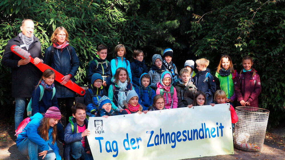 Hamburg: "Tierische Zahnpflegestunde" im Tierpark Hagenbeck Drittklässler müsste man sein! Denn anlässlich des Tags der Zahngesundheit durften insgesamt 32 verschiedene dritte Klassen aus Hamburger Grundschulen in den Tierpark Hagenbeck fahren. Die Zahngesundheitslehrerinnen der Landesarbeitsgemeinschaft zur Förderung der Jugendzahnpflege in Hamburg e.V. (LAJH) zeigten bei ihren Rundgängen durch den Tierpark Unterschiede und Gemeinsamkeiten der Zähne bei Löwen, Elefanten und Mandrills. Die Kinder lernten dabei, wie Menschenkinder und Tierparkbewohner die Zähne gesund erhalten.