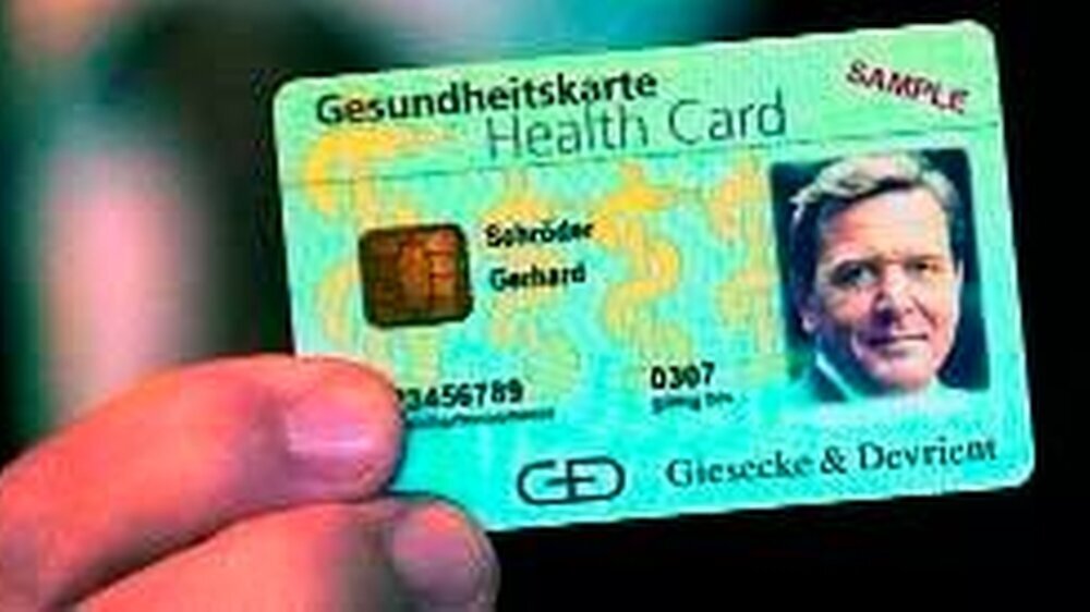 Eine Karte für den Kanzler: Der Regierungschef wirbt für das „Bit4Health“-Projekt.