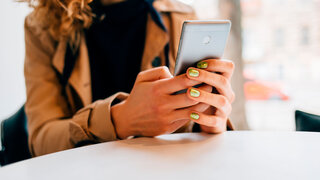 Junge Frau benutzt Smartphone