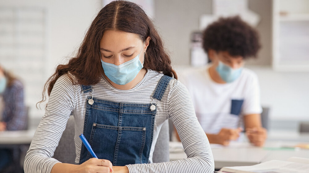Wenn die FFP2-Maskenpflicht für Kinder und Jugendliche bis 16 Jahren aufgehoben wird, dürfen im Unterricht wieder OP-Masken getragen werden.