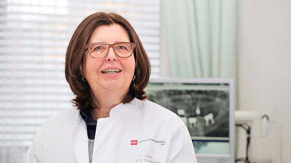 Univ.-Prof. Dr. Dr. Monika Daubländer ist Fachärztin für Mund-, Kiefer-, Gesichtschirurgie, hat über Lokalanästhesie habilitiert und beschäftigt sich mit dem Thema Schmerz in Forschung, Lehre und Krankenversorgung. Univ.-Prof. Dr. Dr. Monika Daubländer ist Fachärztin für Mund-, Kiefer-, Gesichtschirurgie, hat über Lokalanästhesie habilitiert und beschäftigt sich mit dem Thema Schmerz in Forschung, Lehre und Krankenversorgung.