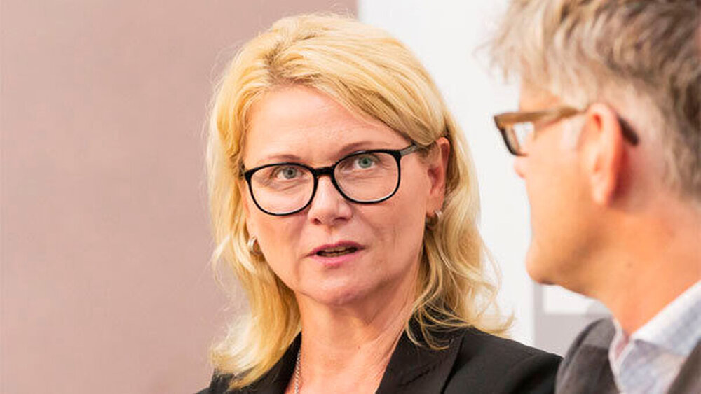 Sabine Poschmann (SPD), MdB, Mitglied im Ausschuss für Wirtschaft und Energie des Deutschen Bundestages, stellte die Haltung des Bundestags dar, der in einer Resolution Anfang 2016 Kritik an der EU-Binnenmarktstrategie geübt hatte: „Der Qualitätsanspruch unserer Sicherungssysteme und der Verbraucher-/Patientenschutz dürfen nicht gefährdet werden.“ |
