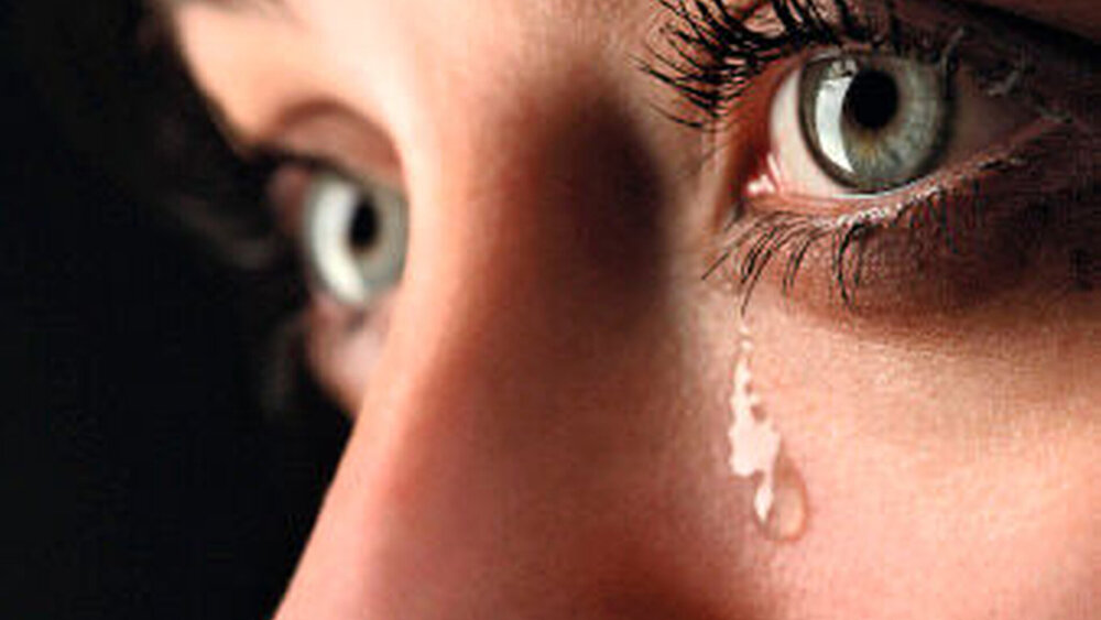 Tränenlaufen ist häufig ein typisches Begleitbild der Erkrankung. |