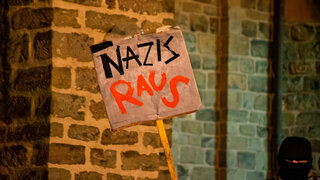NAZIS RAUS Plakat auf Demonstration gegen Rechts