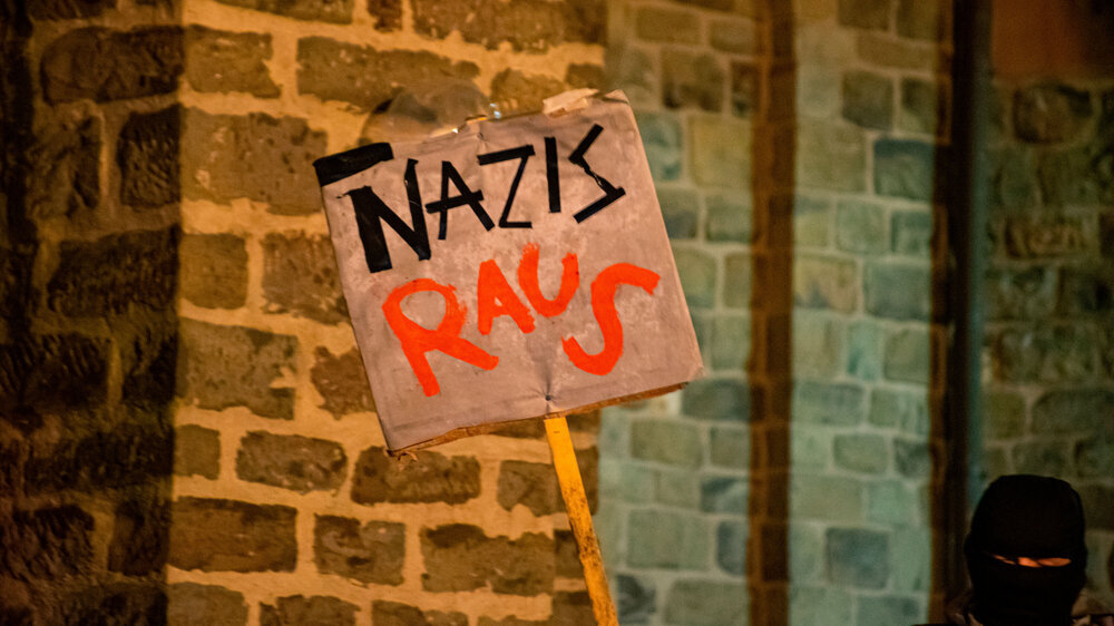 NAZIS RAUS Plakat auf Demonstration gegen Rechts