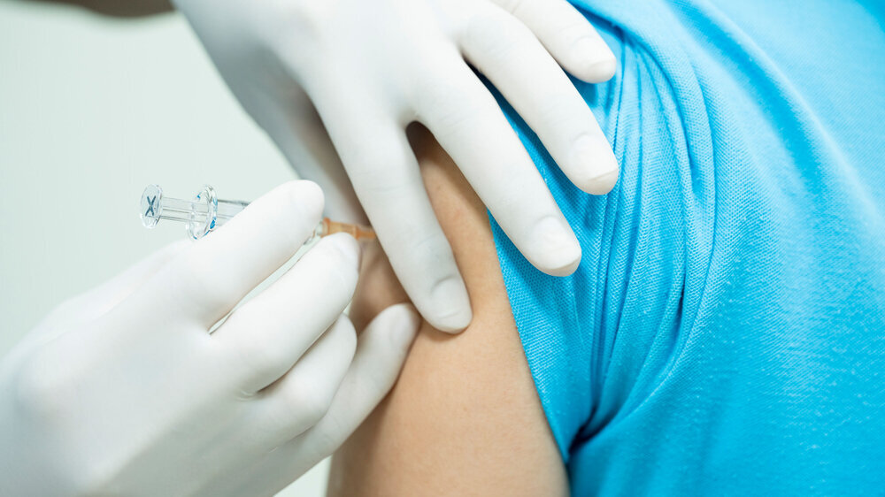 Arzt verabreicht HPV-Impfung Arzt verabreicht HPV-Impfung