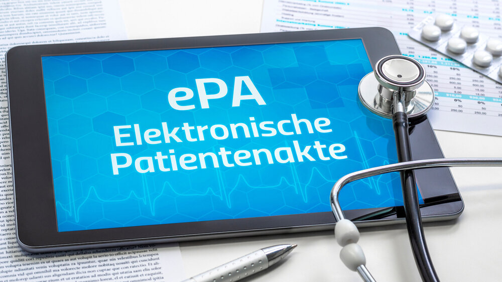 Ein Tablet mit dem Text ePA Elektronische Patientenakte Ein Tablet mit dem Text ePA Elektronische Patientenakte