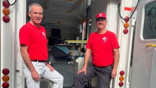 Die Zahnärzte Dr. Wilhelm Scheidtmann und Dr. Armin Reinartz beim Einsatz im Zahnmobil.