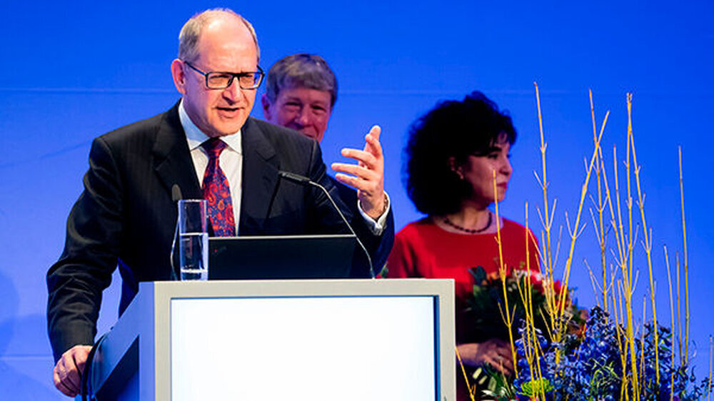 BZÄK-Präsident Dr. Peter Engel nutzte die Gelegenheit, dem scheidenden Kammerpräsidenten Schmiedel für sein langjähriges Engagement und die fruchtbare Arbeit für den Berufsstand zu danken. Schmiedel sei ein immer verlässlicher und vor allem authent