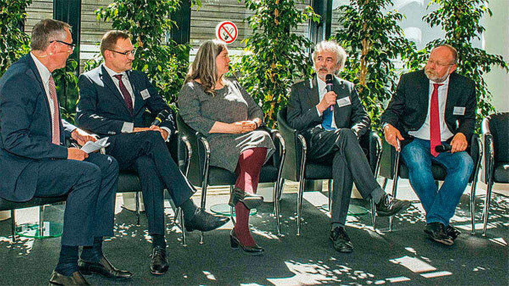 v.l.n.r.: Moderator Andreas Mihm von der Frankfurter Allgemeinen Zeitung, Dr. Christian Junge, Präsident der Landeszahnärztekammer Thüringen, Heike Werner, Thüringer Ministerin für Soziales, Arbeit, Familie, Frauen und Gesundheit, Prof. Dr. Klaus Ben