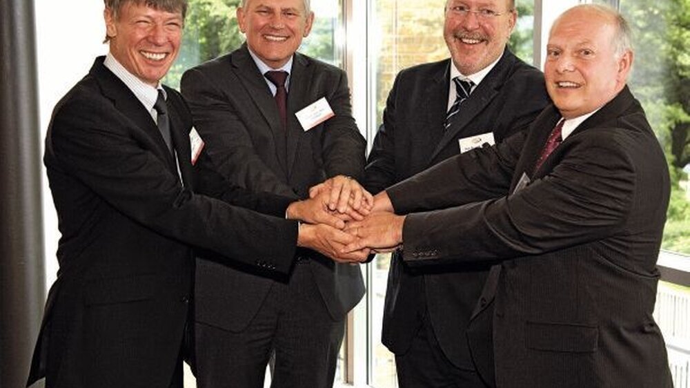 Fröhliche Einigkeit (v.l.n.r.): Dr. Dietmar Oesterreich, Vizepräsident der BZÄK, Prof. Dr. Jörg Meyle, Prof. Dr. Dr. Diethelm Tschöpe, Oehnhausen/Bochum, und Michael Warncke ,Colgate- Palmolive, wollen gemeinsam über die Gefahr der Koinzidenz von Pa