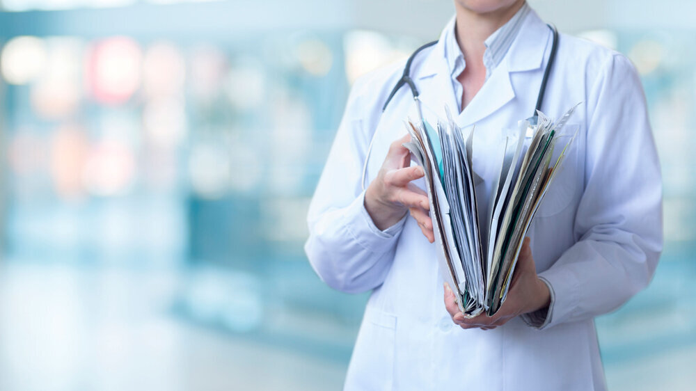 Ärztin hält dicke Patientenakte in denn Händen. Ärztin hält dicke Patientenakte in denn Händen.