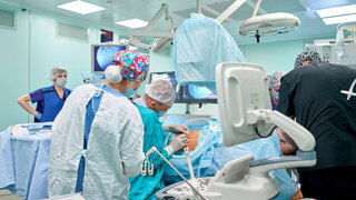 surgeon performs kidney surgery