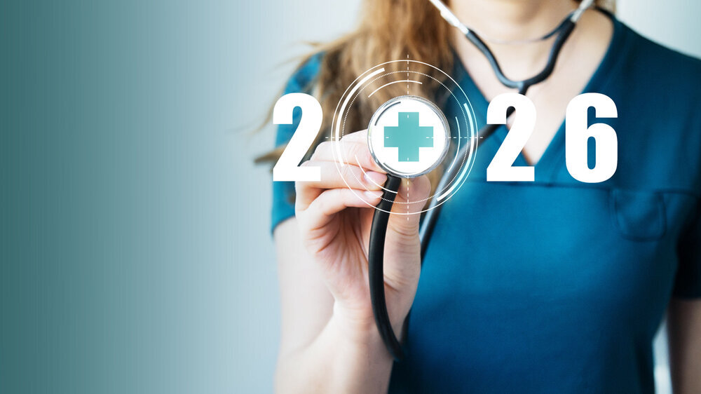 Eine Ärztin in einem blauen Arztkittel hält ein Stethoskop in der Hand. Das Konzept für Gesundheitsversorgung und Wohlbefinden für das neue Jahr 2026.