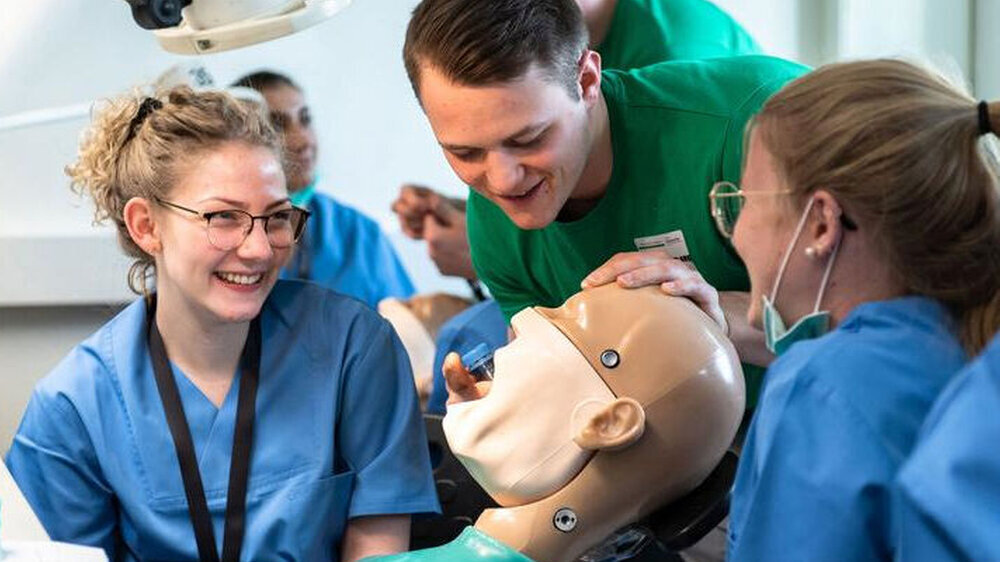 Beim Schnupperstudium an der Universität Witten/Herdecke können Interessierte zwei Tage lang probeweise Zahnmedizin studieren.
