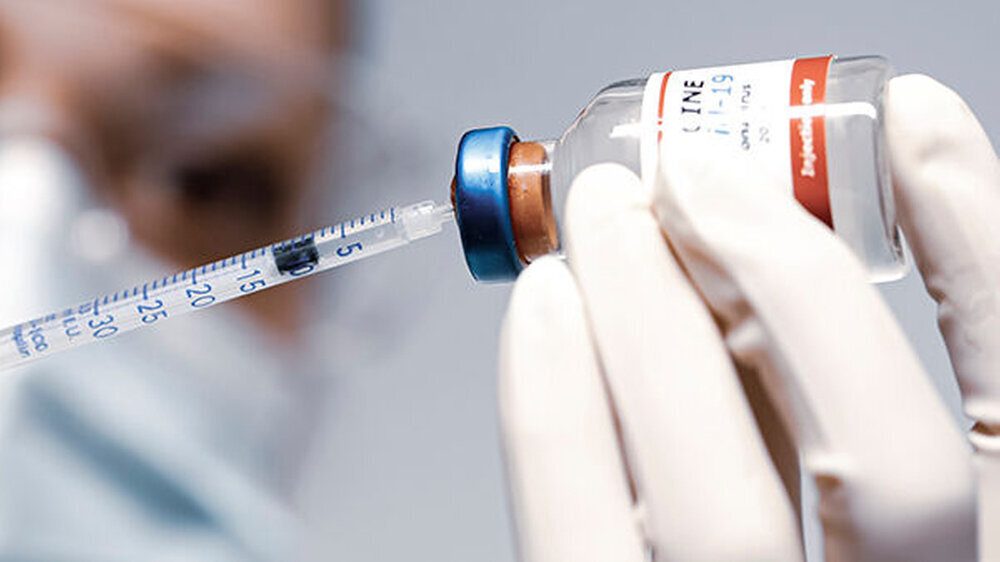 Tatsächlich erkranken der Beispielrechnung zufolge (Betrachtungszeitraum 3 Monate, Inzidenz 1 Prozent) selbst beim Impfstoff von AstraZeneca (Wirkungsgrad mindestens 70 Prozent) von 100.000 Geimpften nur 300 – das entspricht 0,3 Prozent.