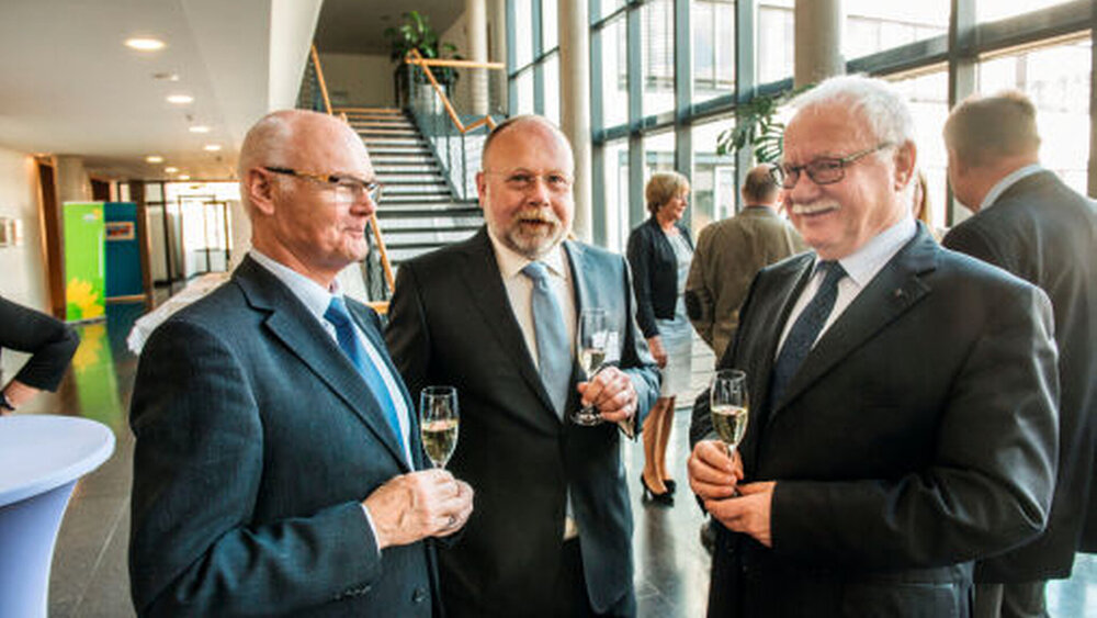 Stießen auf das Jubiläum an: Dr. Klaus Brauner, stellvertretender Vorstandsvorsitzender der KZV Sachsen-Anhalt, Dr. Karl Friedrich Rommel und Dieter Hanisch, Vorstandsvorsitzender der KZV Sachsen-Anhalt (v.l.n.r.) |
