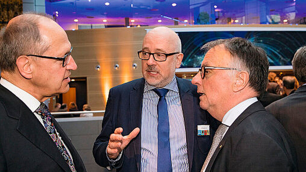 Dr. Peter Engel, Dr. Dirk Heinrich, Dr. Rolf Koschorrek |