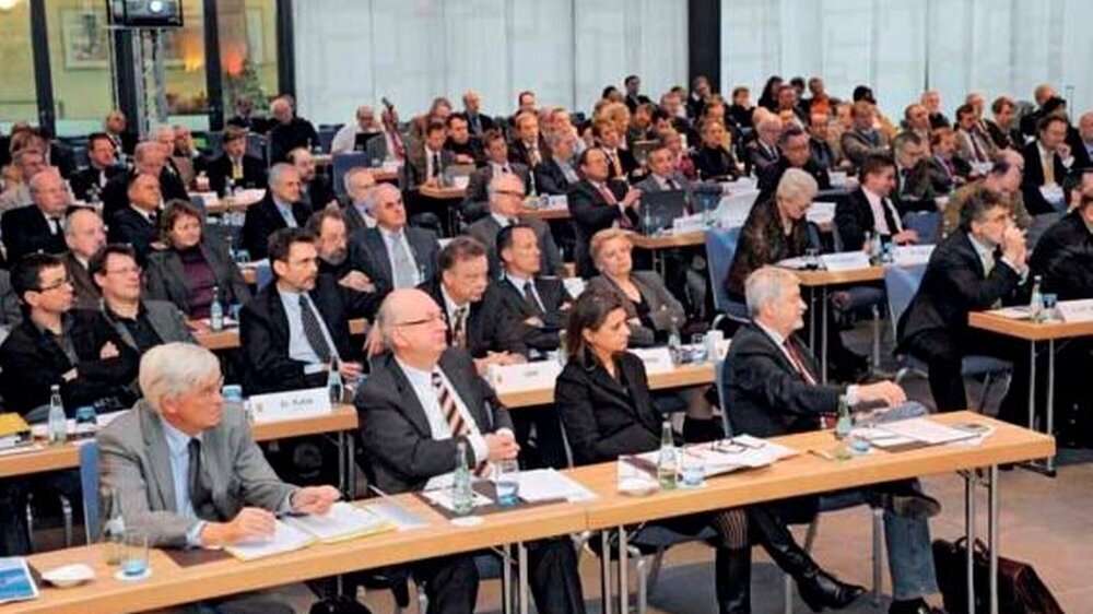 Mit gespannter Aufmerksamkeit verfolgten die Delegierten der außerordentlichen BZÄKBundesversammlung den Ausführungen der zahnärztlichen Standesvertreter zum GOZReferenten- Entwurf. Die einstimmig verabschiedete Grundsatzerklärung als klare Ablehnung