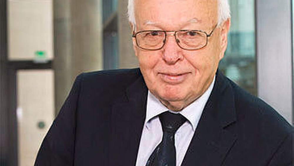 Dr. Rainer Hess ist Gesellschafter einer Kanzlei für Medizin- und Gesundheitsrecht in Köln. Ab 1969 war er Justiziar des Verbandes der leitenden Krankenhausärzte, von 1971 an der gemeinsamen Rechtsabteilung von Bundesärztekammer und Kassenärztlicher Bundesvereinigung. Von 1988 bis 2003 war er Hauptgeschäftsführer der KBV, von 2004 bis 2012 unparteiischer GBA-Vorsitzender. 2013 war er Vorstand der Deutschen Stiftung Organtransplantation. |