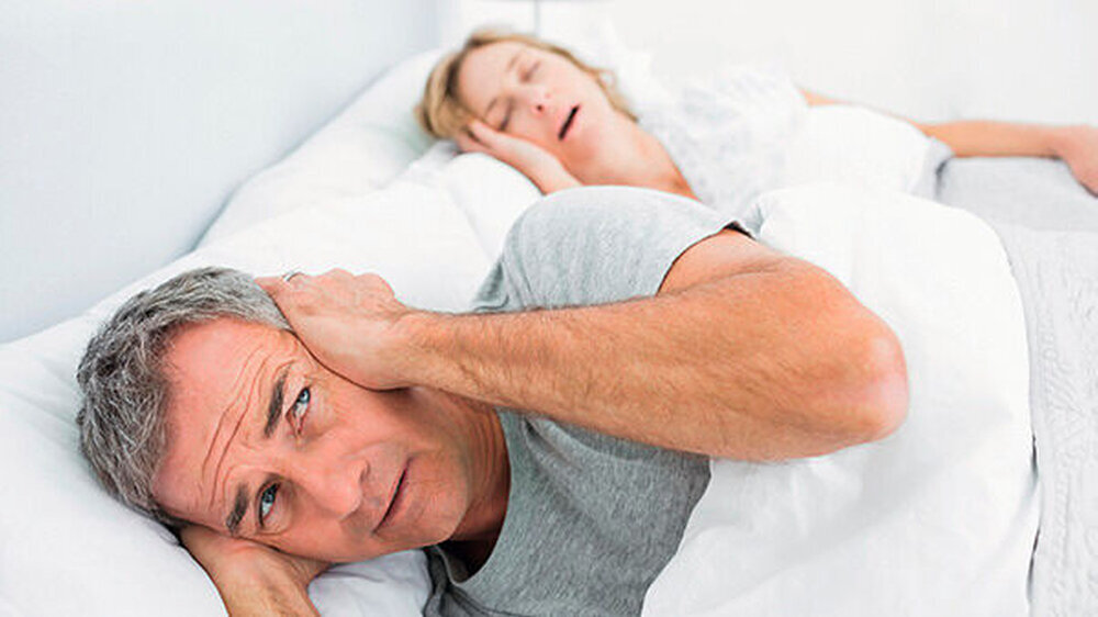 Frauen schnarchen nie, heißt es! Wenn aber doch, dann kann das zu unerwünschter Tagesmüdigkeit führen, weil der Körper in der Nacht nicht ausreichend mit Sauerstoff versorgt wird.