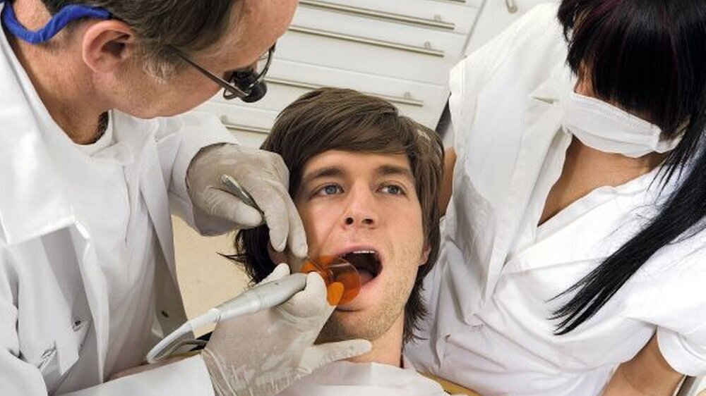 In jedem jungen und scheinbar gesunden Patienten kann sich ein Mensch verbergen, der das Praxisteam gleich in eine schwierige Krisensituation bringen kann.