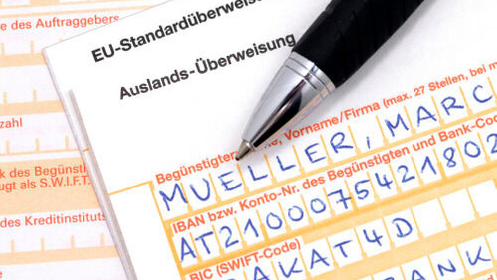 Trotz der Möglichkeit, Beträge online auf ausländische Banken zu überweisen, wählen viele Verbraucher noch die Papierform. |