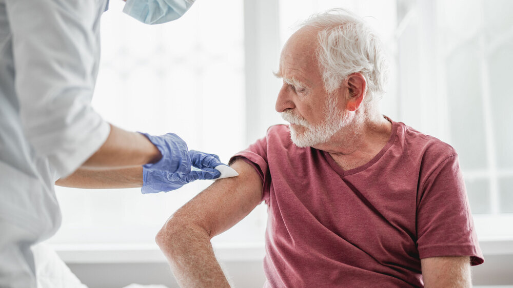 Laut aktueller STIKO-Empfehlung benötigen SARS-CoV-2-Infizierte nach der Genesung zunächst keine Impfung gegen COVID-19, da sie immunisiert sind. Frühestens sechs Monate später sei eine Impfung denkbar.