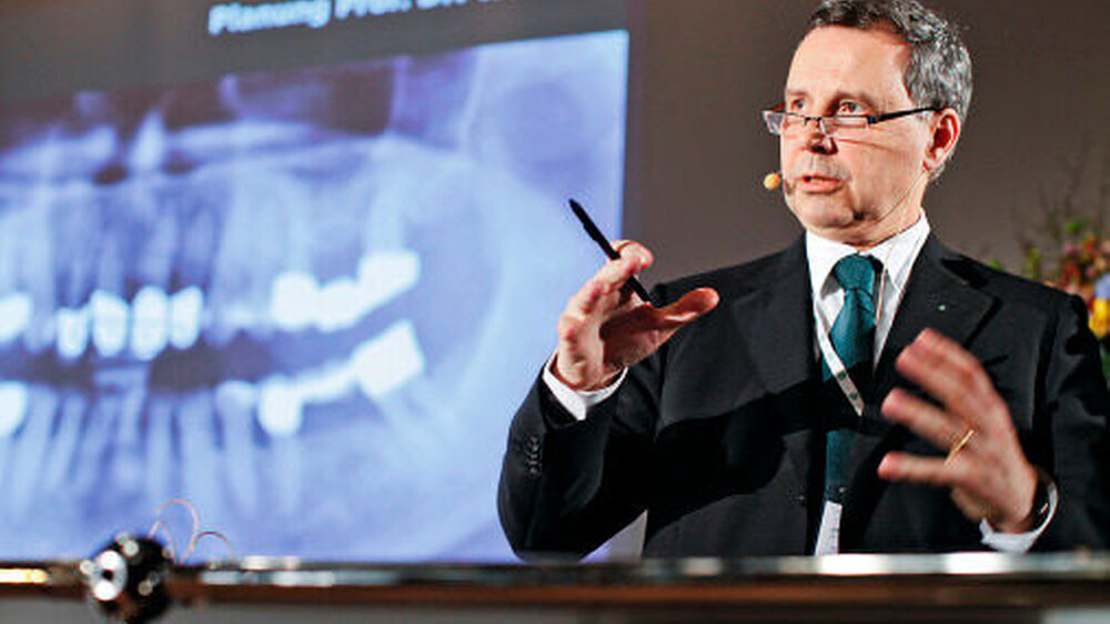 Prof. Winfried Walther, Direktor der Karlsruher Akademie, verdeutlichte in seinem Vortrag, wie entscheidend die Zahnarzt-Patienten-Beziehung für das Ergebnis der Therapieplanung ist. | Prof. Winfried Walther, Direktor der Karlsruher Akademie, verdeutlichte in seinem Vortrag, wie entscheidend die Zahnarzt-Patienten-Beziehung für das Ergebnis der Therapieplanung ist. |
