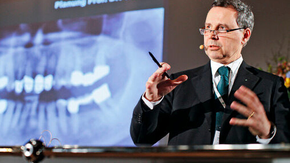 Prof. Winfried Walther, Direktor der Karlsruher Akademie, verdeutlichte in seinem Vortrag, wie entscheidend die Zahnarzt-Patienten-Beziehung für das Ergebnis der Therapieplanung ist. |