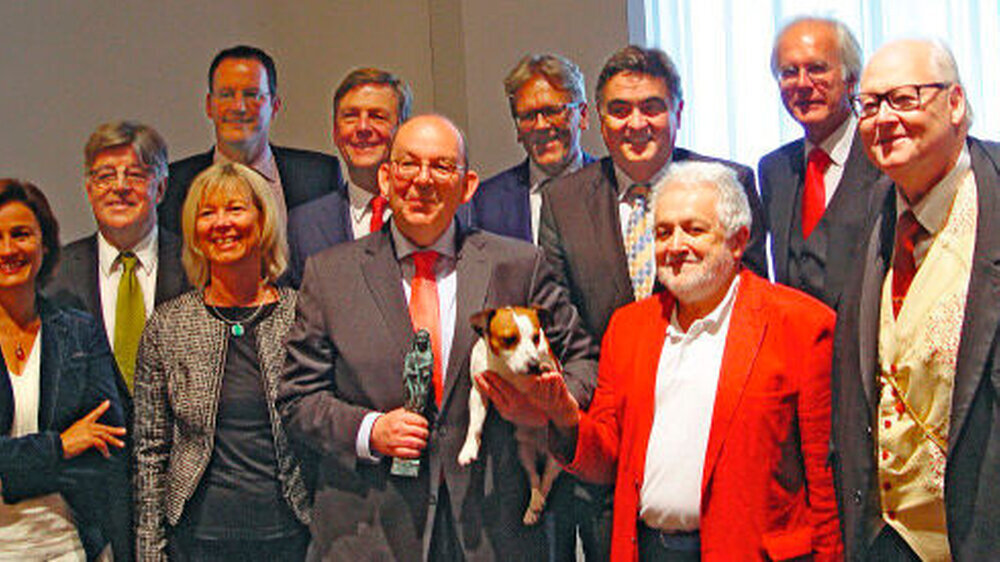 Denis Scheck (Mitte, mit Hund) im Kreis der namhaften Jury und der geladenen VIP-Gäste |