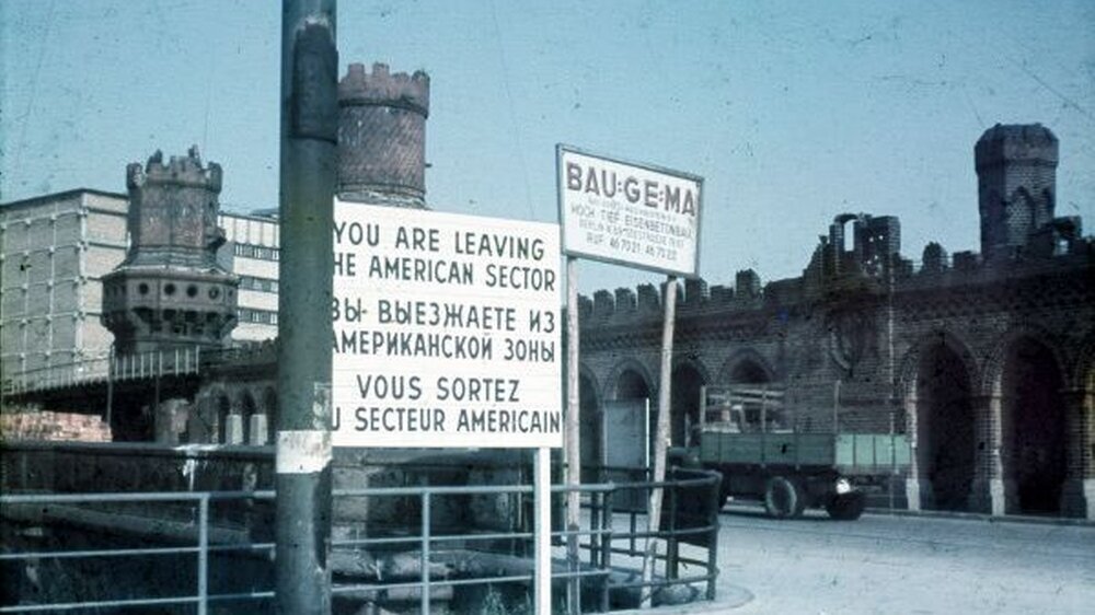 Die Trennung s zwischen Ost und West manifestierte sich am deutlichsten im geteilten Berlin - hier die Oberbaumbrücke um 1950