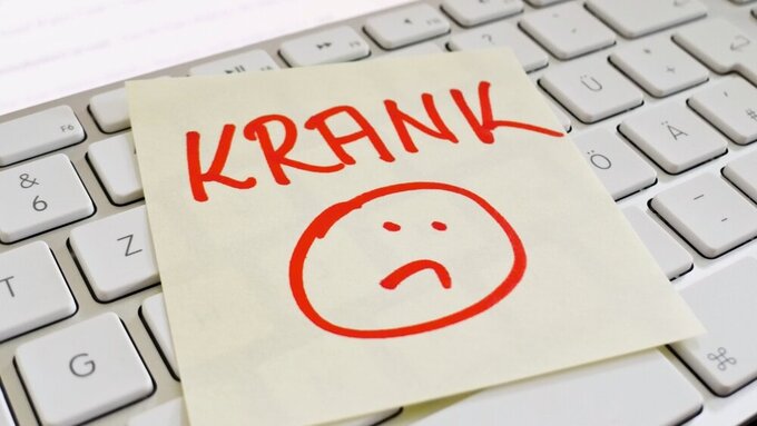 Zettel mit dem handschriftlichen Hinweis "Krank" liegt auf einer Tastatur Zettel mit dem handschriftlichen Hinweis "Krank" liegt auf einer Tastatur