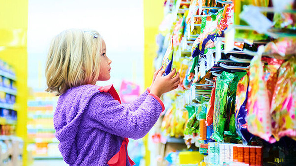 Mit bunt verpacktem Zuckerzeug lässt sich mehr Umsatz machen als mit gesunden Snacks. Wie jetzt veröffentlichte Unterlagen zeigen, drängte die Werbelobby das Ernährungsministerium dazu, dass es bei der Neuregelung zu irreführenden Werbeaussagen bei e