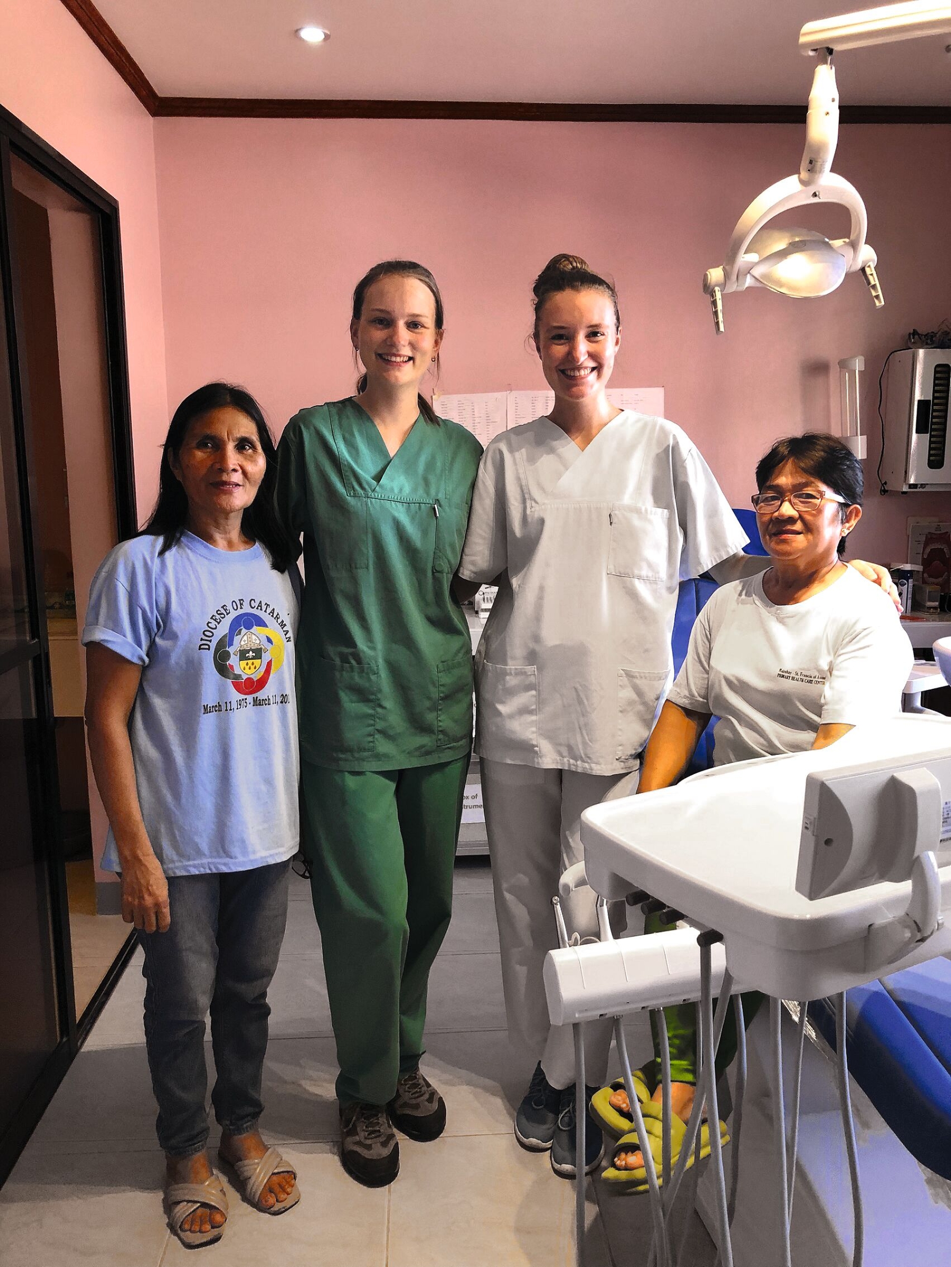 Auslandsfamulatur Philippinen 1 Mabuhay Klinik Dental Team wir und unsere 2 Helferinnen Auslandsfamulatur Philippinen 1 Mabuhay Klinik Dental Team wir und unsere 2 Helferinnen