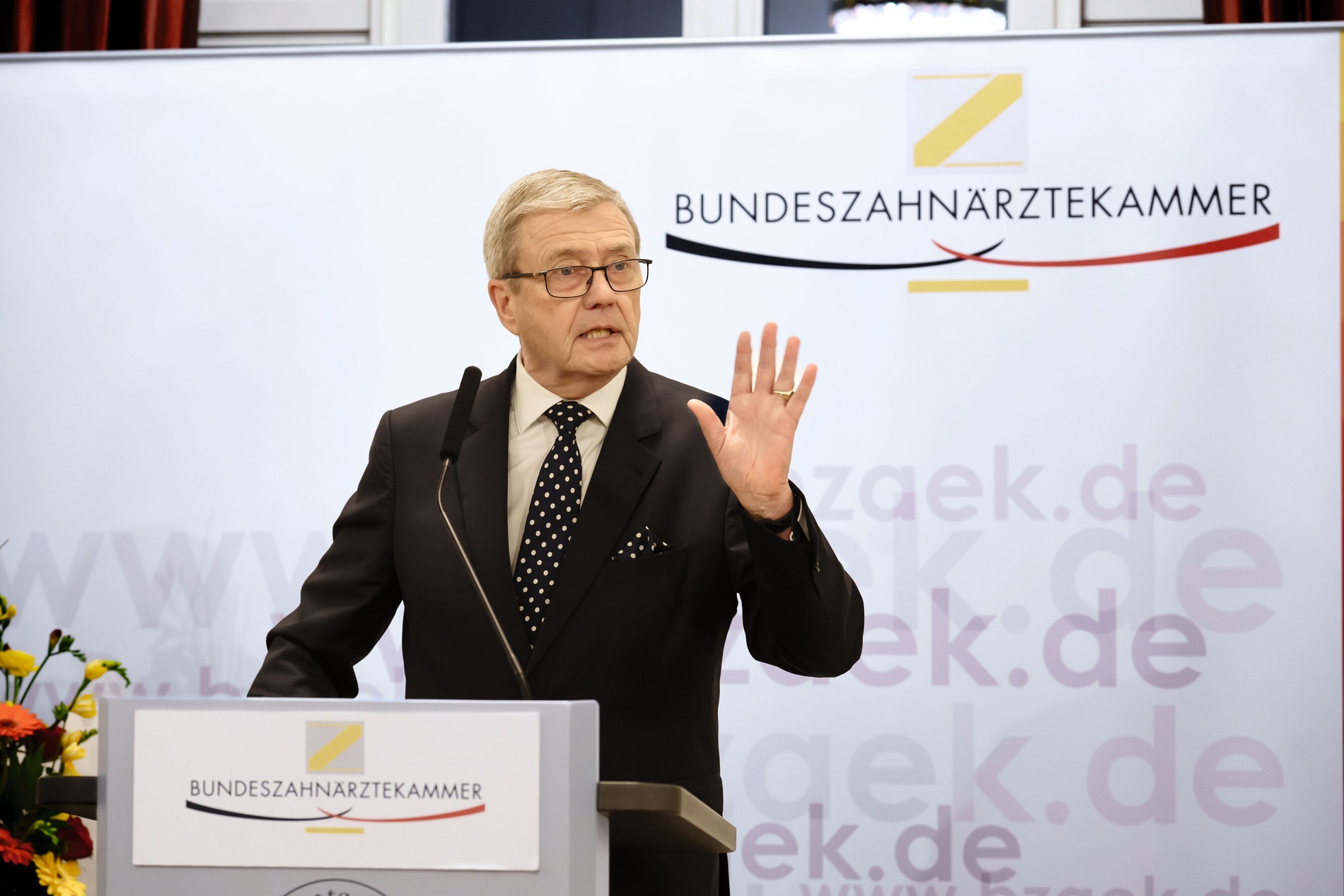 KZBV-Chef Dr. Wolfgang Eßer nimmt Gesundheitsminister Lauterbach bei iMVZ in die Pflicht. KZBV-Chef Dr. Wolfgang Eßer nimmt Gesundheitsminister Lauterbach bei iMVZ in die Pflicht.