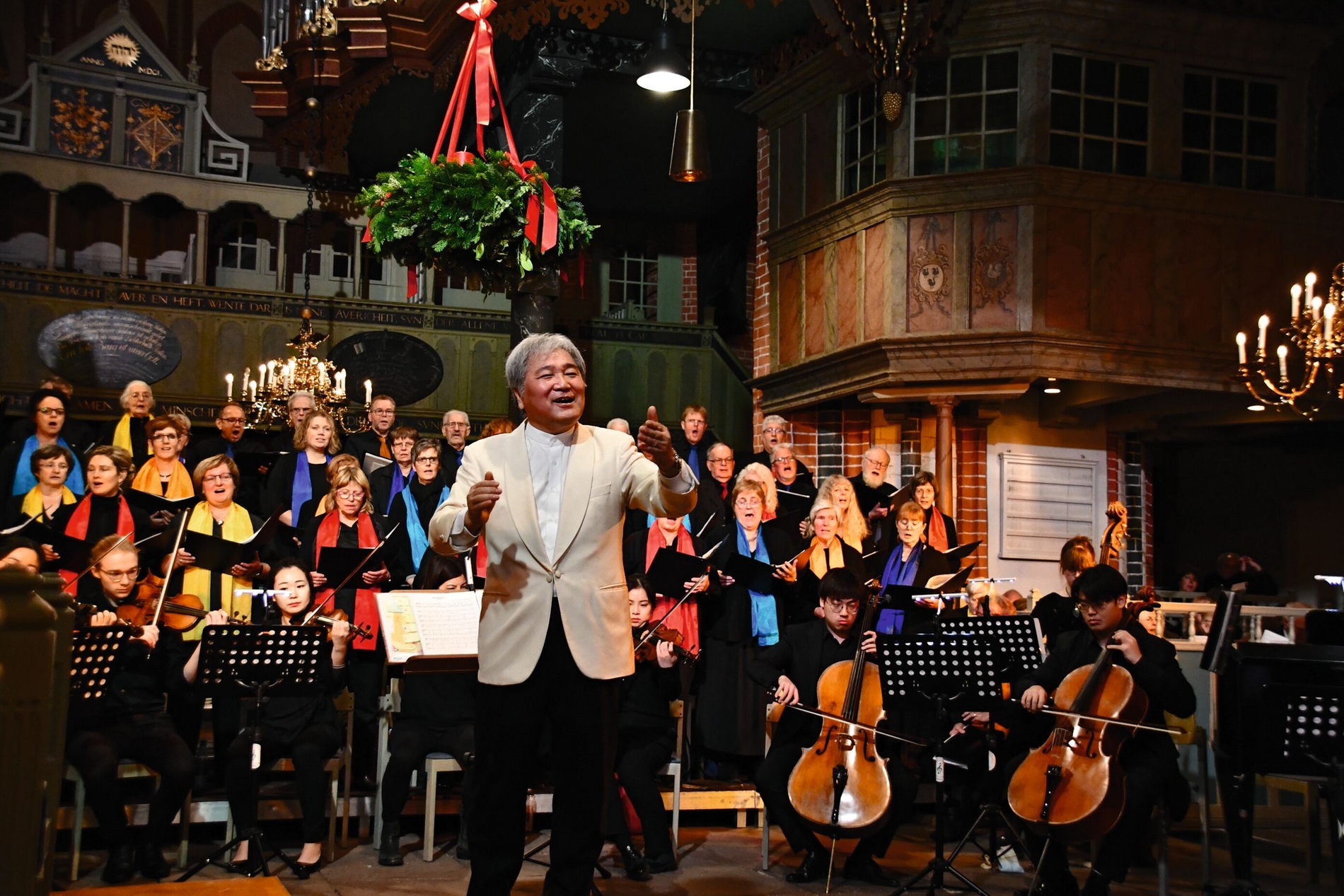 Zahnarzt, Chorleiter und Dirigent Tai-Lee Park bei Weihnachtskonzert.