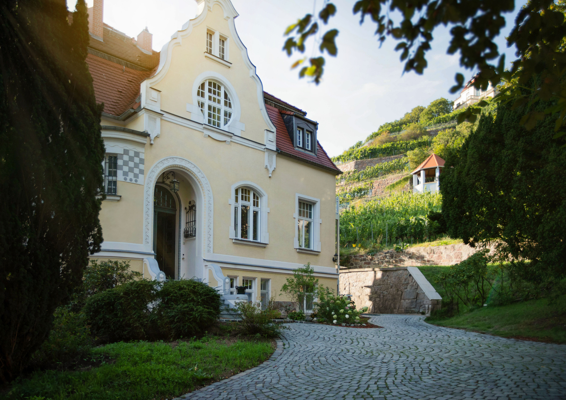Die Altbau-Villa der Zahnarztpraxis in Radebeul.