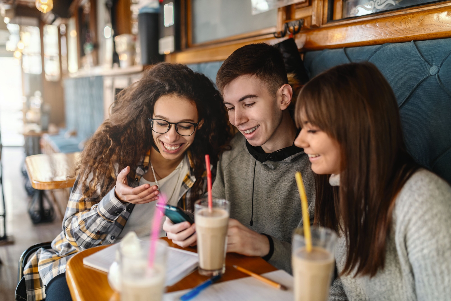 Jugendliche Teenager konsumieren Kaffee Koffein