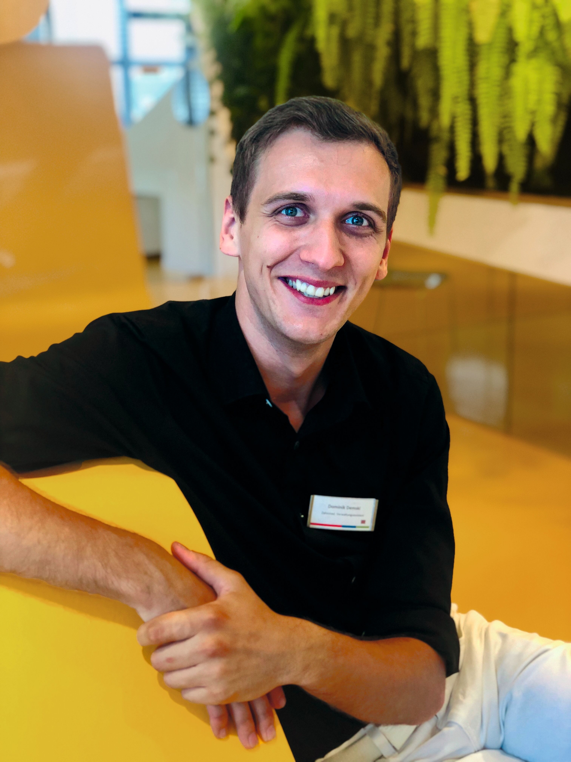 339625-flexible-1900.jpg ZFA Praxismanager Dominik Demski bei KU64 Zahnarzt Berlin