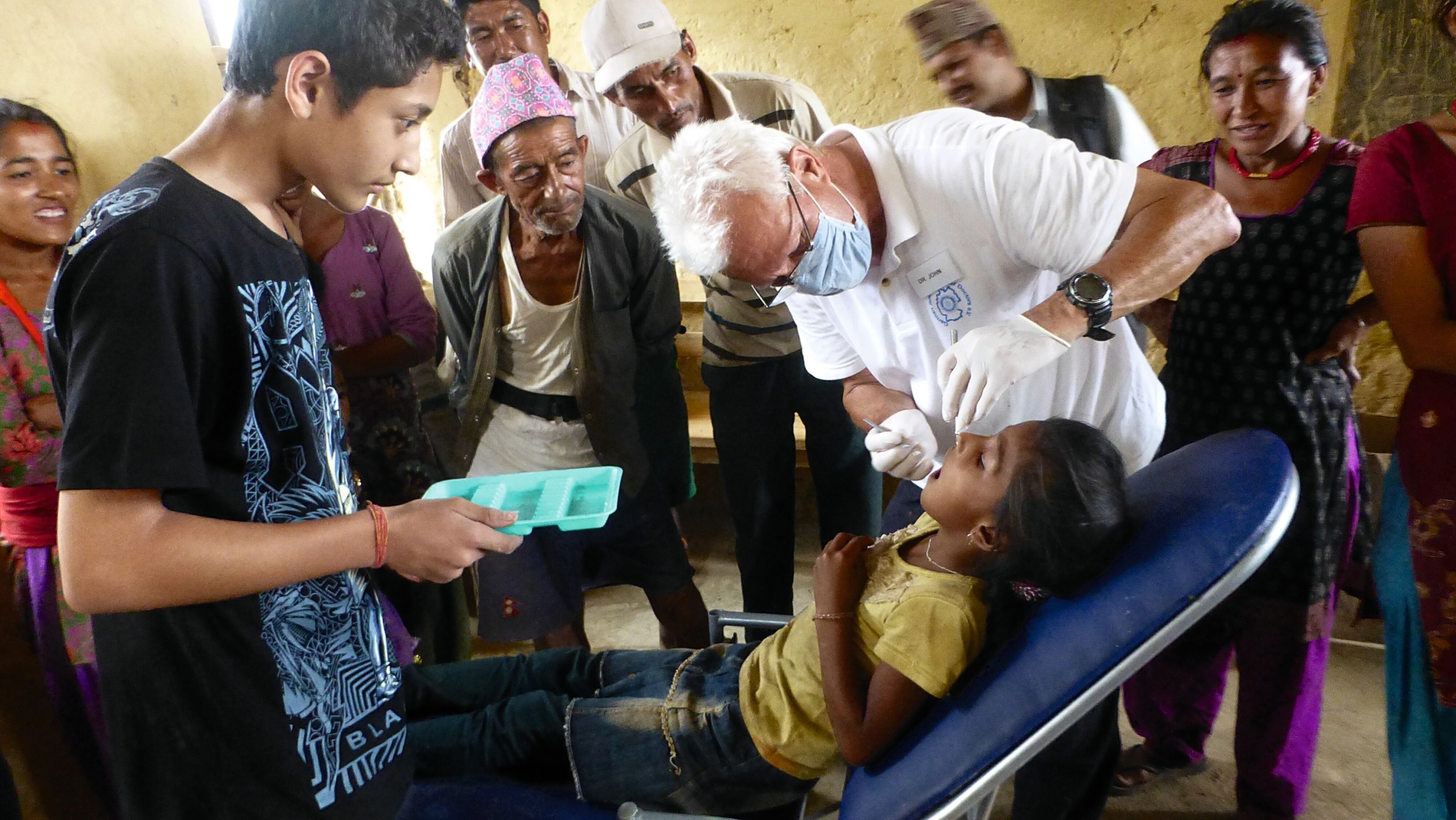Behandlung in unserer kleinen Zahnklinik in Nepal.