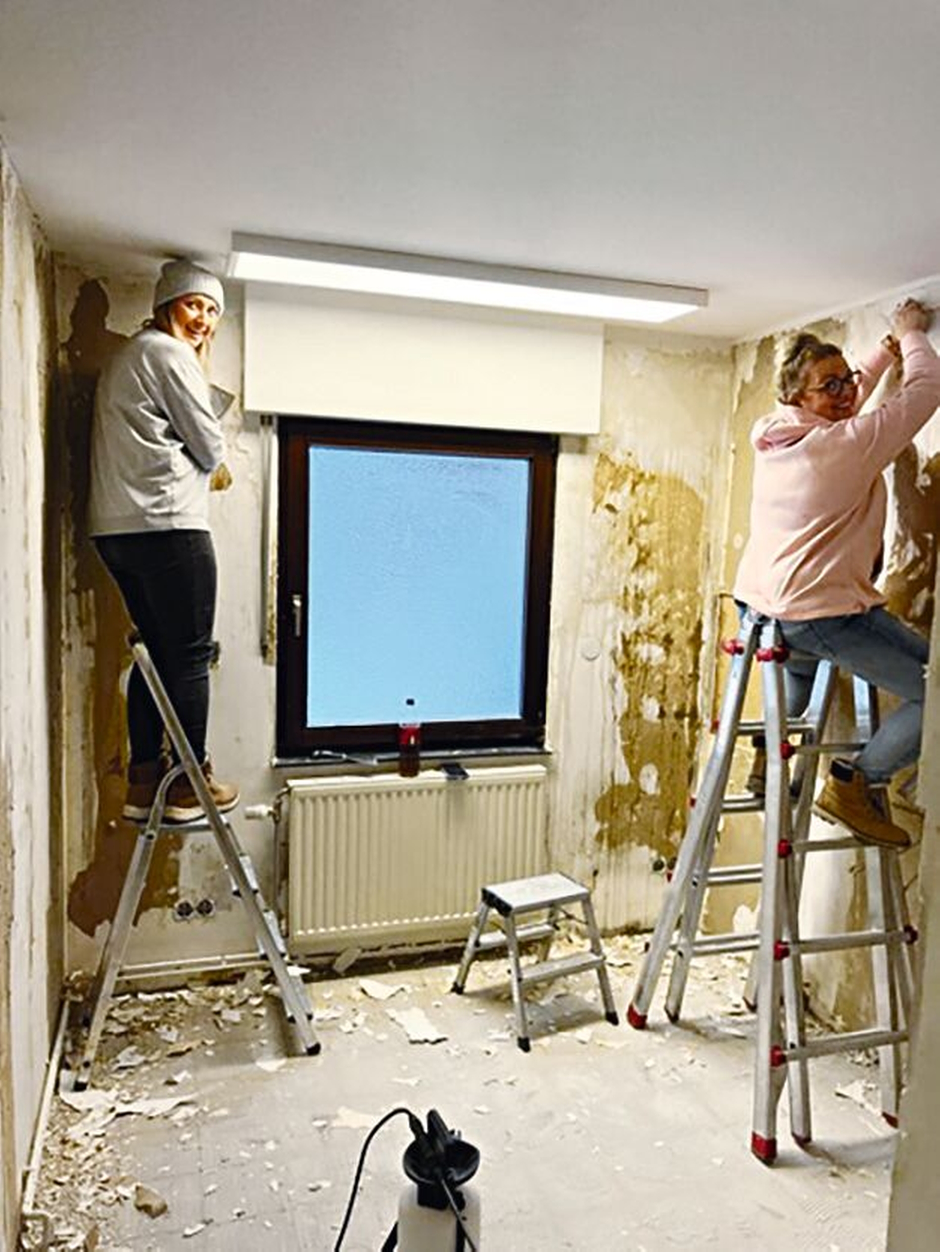 Zahnärztinnen Susann Mehnert und Nadja Mayerosch bei der Renovierung der Praxis.