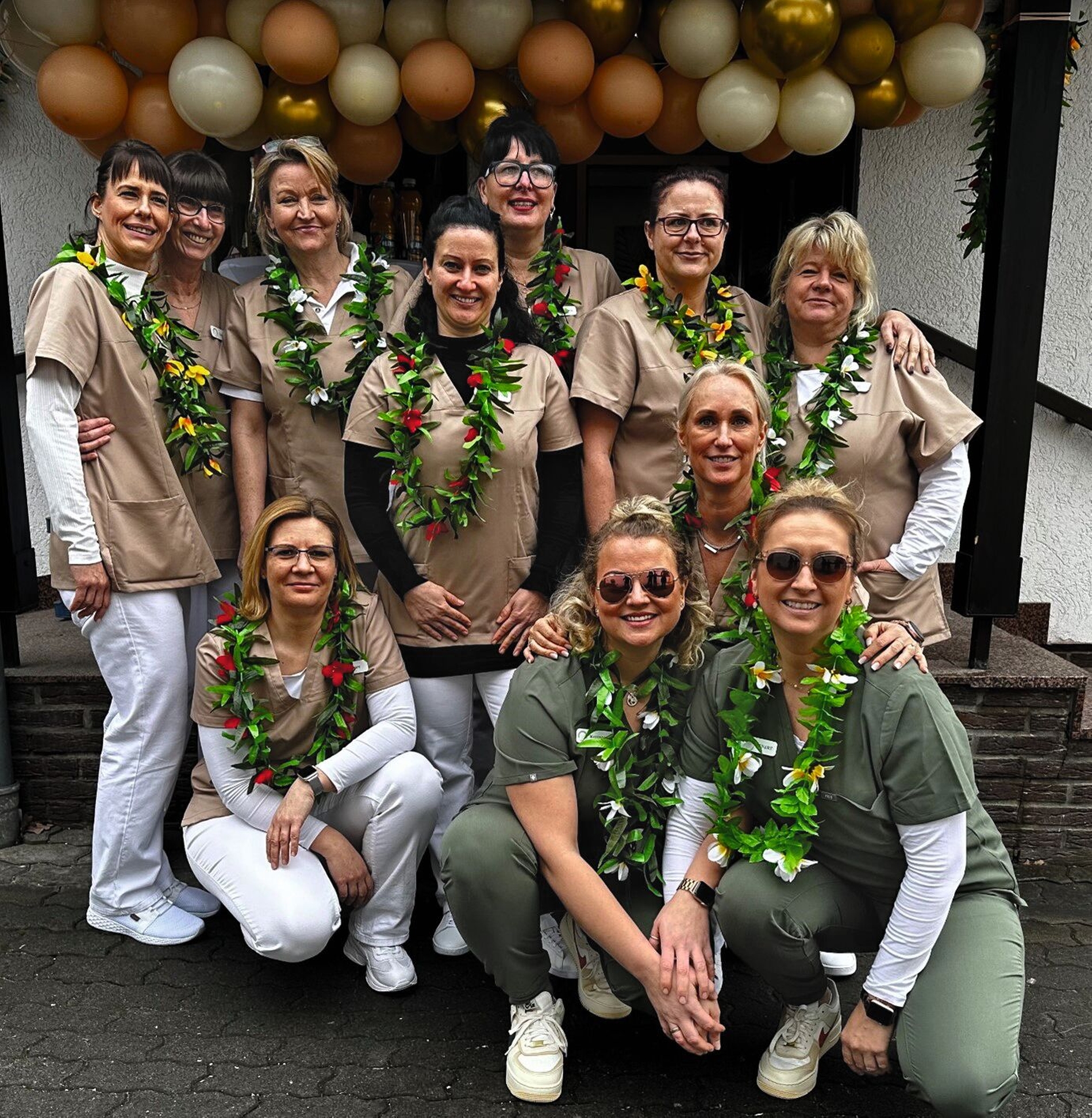 Zahnärztinnen Susann Mehnert und Nadja Mayerosch mit ihrem Praxisteam.