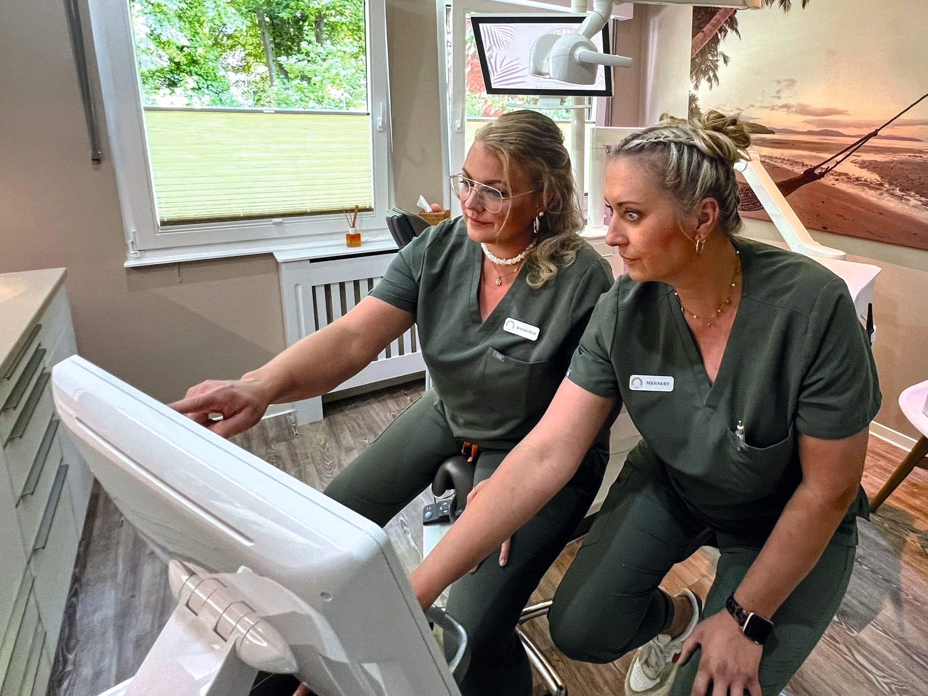 Zahnärztinnen Susann Mehnert und Nadja Mayerosch bei der Arbeit.